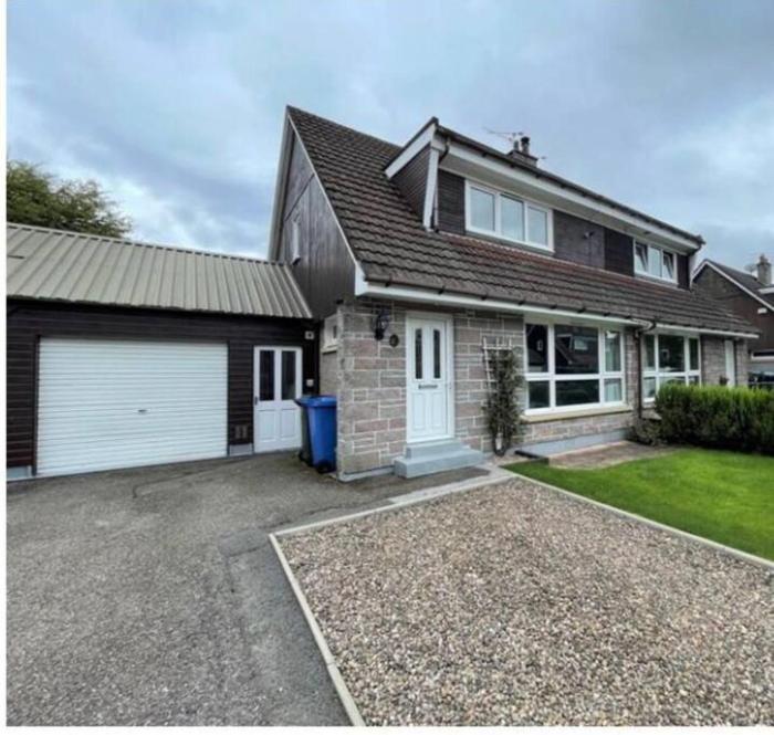 Delightful, central 3 bedroom house with garden & free parking