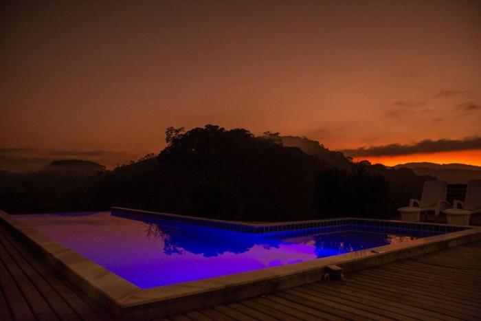 Casarão com piscina e cachoeira CUNHA SP