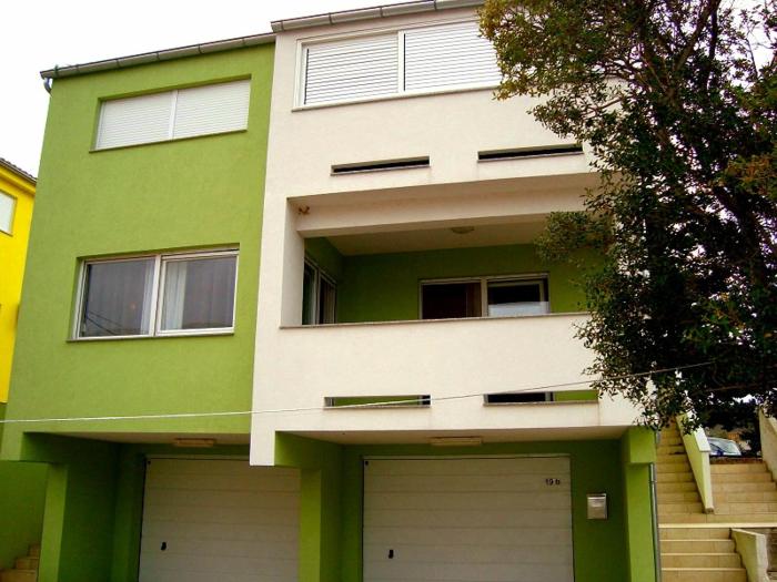 Spacious apartment with garage and private yard, Drage