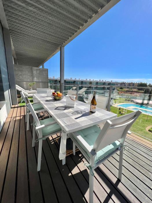 Superbe appartement spacieux avec terrasse vue piscine