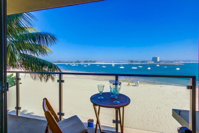 Cohasset Getaway Unit #3 Fantastic beachside vacation home with balcony & washerdryer