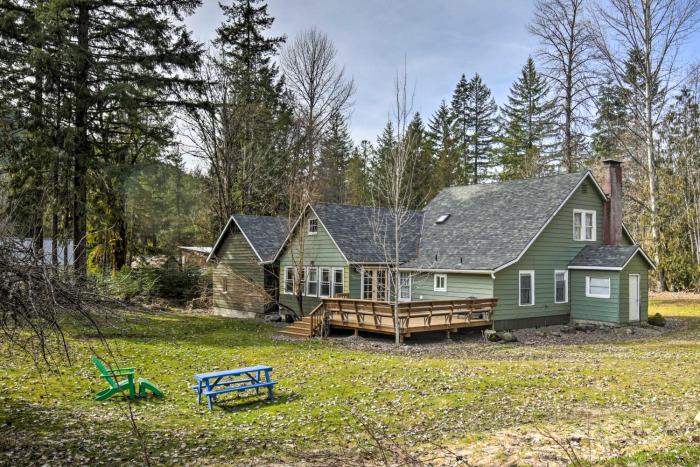 Remote Escape: Riverside Home w Scenic Views