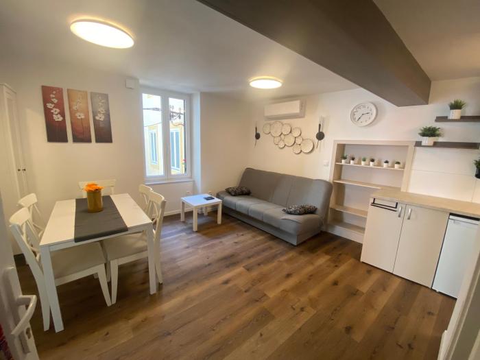 Jolly -Center Bright Apartment at Tartini Square