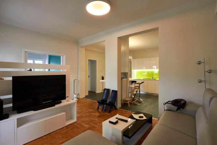 Fully renovated, family-friendly apartment, next to a huge green park, in Athens center