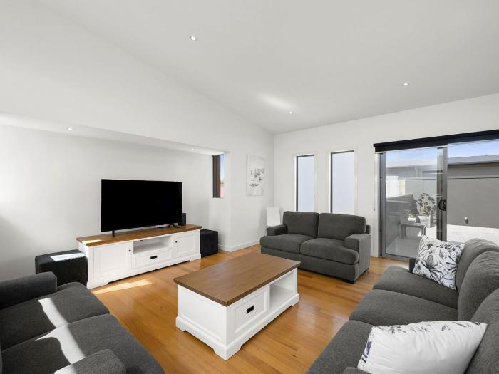 Anderson Central Townhouse - Walk to Shops & Beach