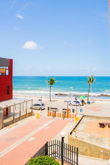 Farol Barra Flat. Vista Mar no Circuito do Carnaval . Em frente a praia.