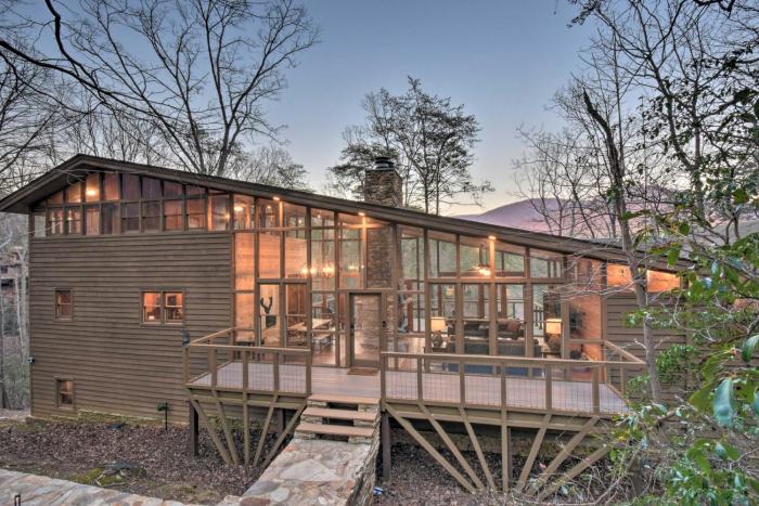 Lakefront ‘Glass House’ Cabin w Mountain Views!