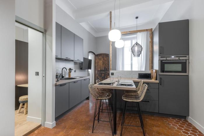 Charming 2 Bdr Old Town