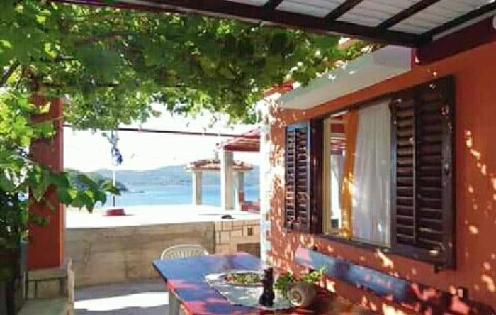 Charming house with sea view in Potirna, garden