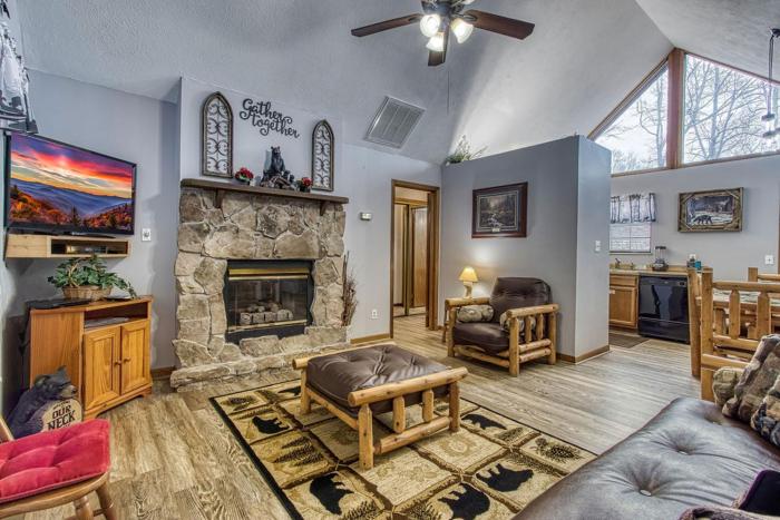 Adalynns Mountain Retreat-Hot Tub, Cozy Cabin Retreat in the Smokies Comfort & Fun for All
