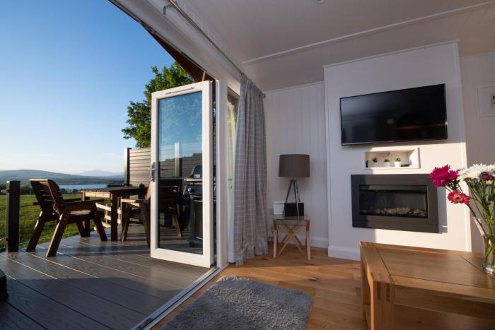 Super King Lodge-Sleeps 2-HotTub-Sea View