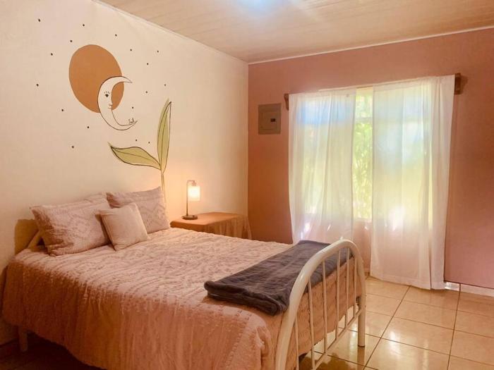 Charming Casa Aura, near lake Arenal in Nuevo arenal, pet friendly- Casas Airelibre