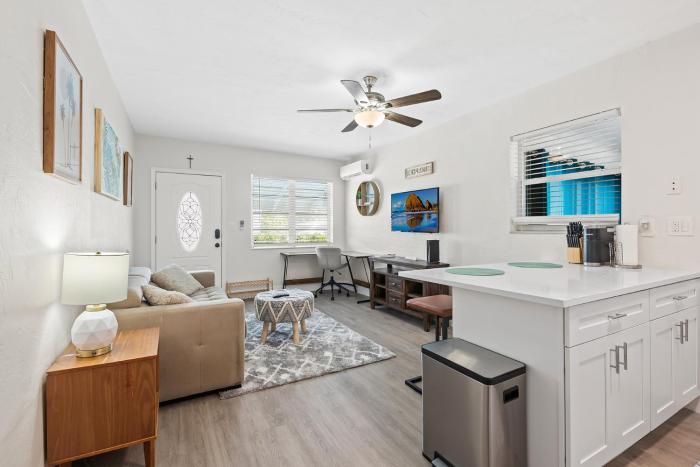 Comfy BNB w King Bed + WorkTravel + Beach 8 Min