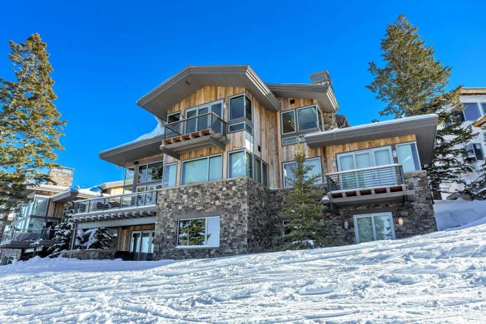 Stunning 6-Bedroom Chalet in Heart of Park City home