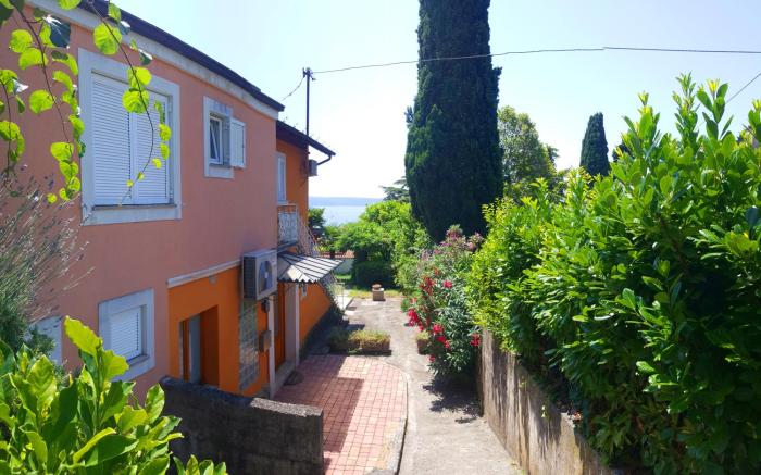 Apartment Carolina - Hillside Stay, Steps from the Sea