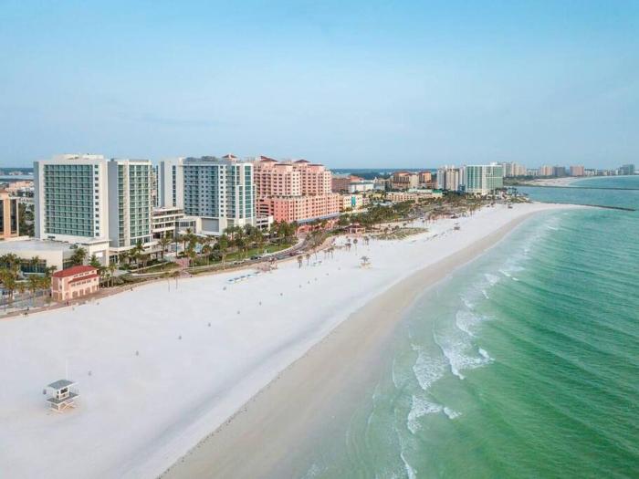 NEW Beach Condo 5 min walk to the Beach Sleeps 9