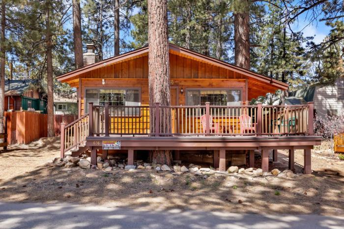 Adorable Village Retreat at Big Bear - Walk to Lake and Marina