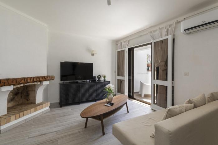 Vilamoura Garden House with Pool & Parking, by Hopstays