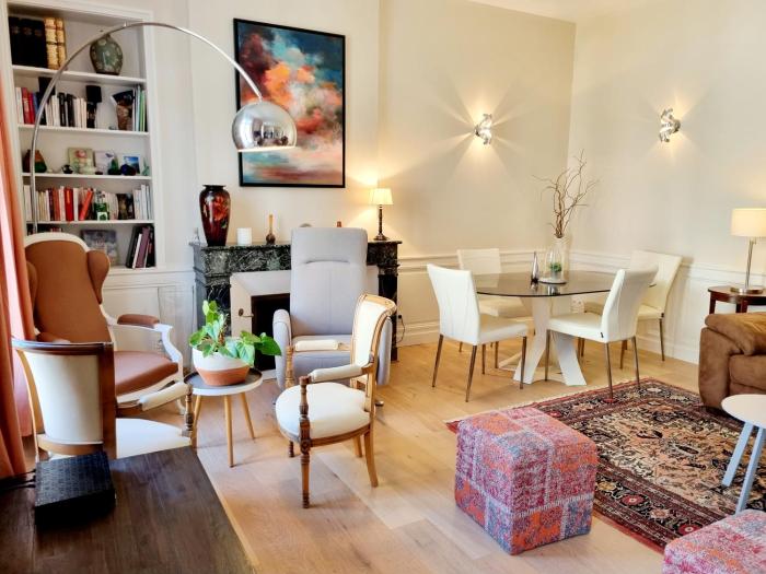 Face à lhôtel de ville grand et lumineux appartement