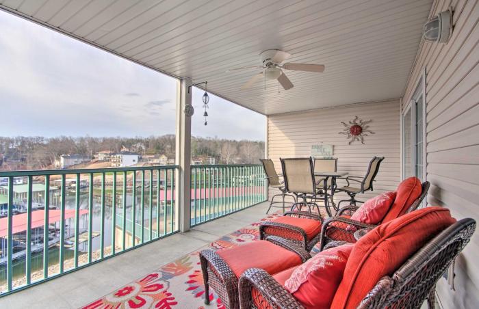 Screened Balcony with Views Sleek Lake Ozark Gem!
