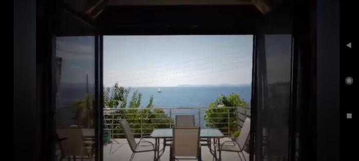 ΖΩΗ ΣΤΟ ΚΥΜΑ- Life on the wave