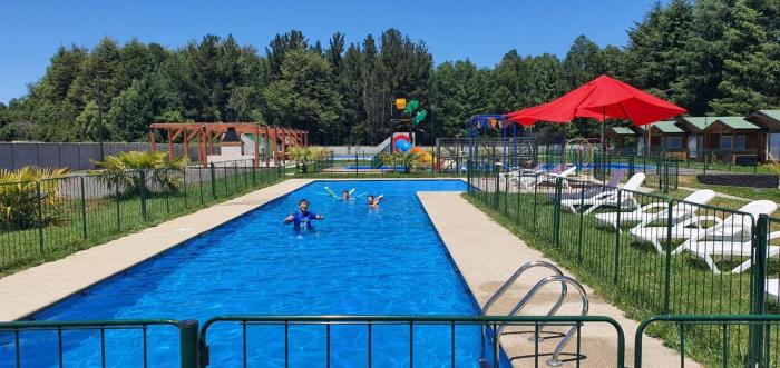 Cabañas, canchas de pádel, básquet, voley, juegos infantiles y más