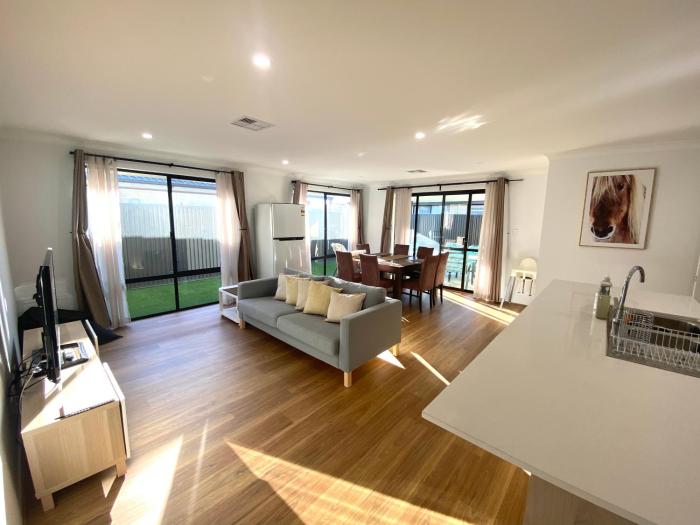 Corporate Executive Modern 5bedroom Family friendly home - Disabled Access & Disability Modified