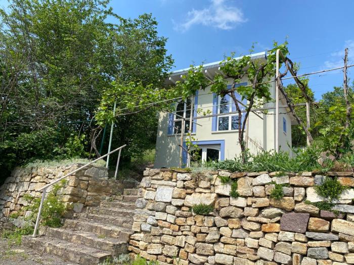 Weinbergshaus mit Blick aufs Wasser