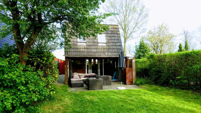 Oude-Tonge holiday house near fishing waters