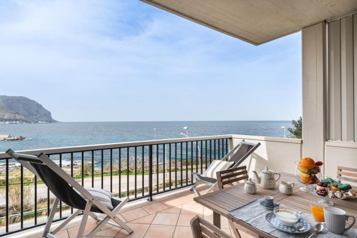 Mondello in Terrazza by DomuSicily