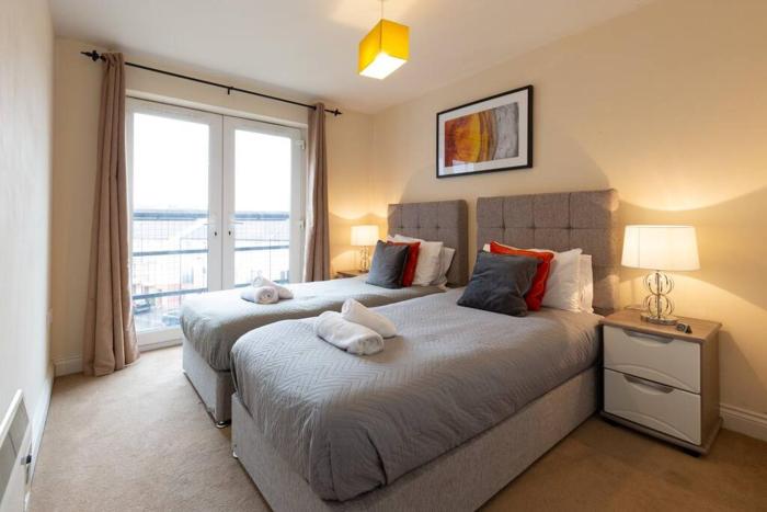 BEST PRICE! Superb city centre apartment, 2 Superkings or 4 singles Smart TV & Sofa bed- FREE SECURE PARKING