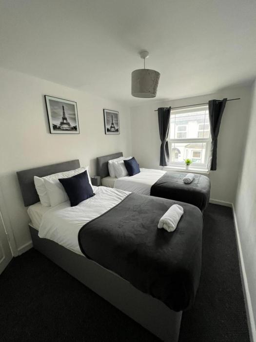 Contractors Bliss- 5-Bedroom House with Free Parking for 7 Guests, Super Fast Wifi- Fran Properties