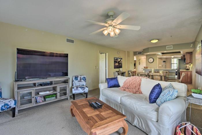 Bradenton Condo with 3 Balconies and Shared Pool!