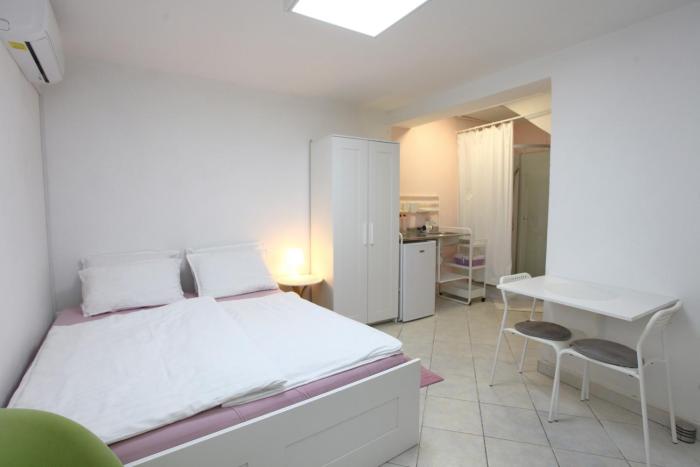 City Studio Room with Bathroom DATE