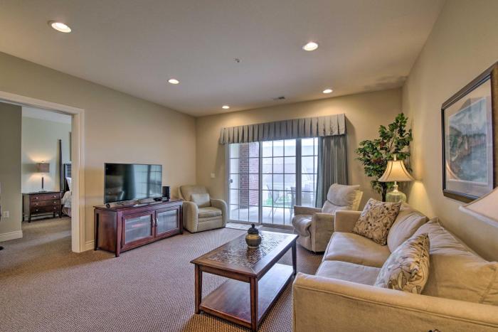 Cozy Holiday Getaway Branson Condo 3 Mi to Dtwn!