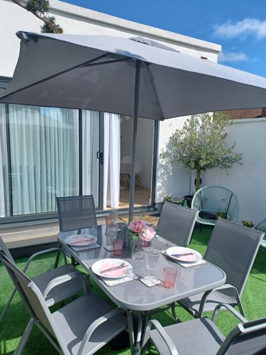 Modern 2BR House with Garden and Air Con Near Beach