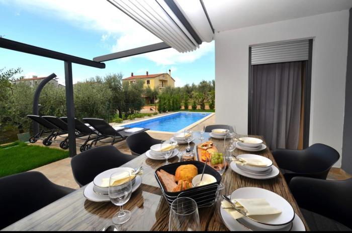 Luxury apartment with private pool Sunset