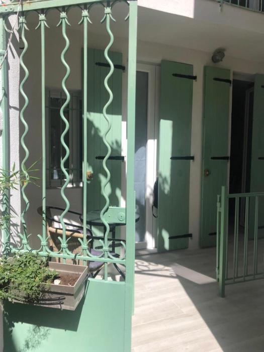 Vieil Antibes, ravissant 2p avec petite terrasse