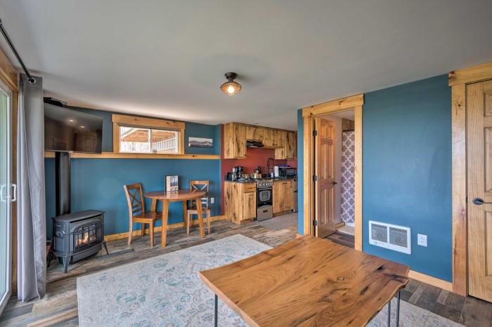 Slopeside Burke Mountain Condo w Fireplace!