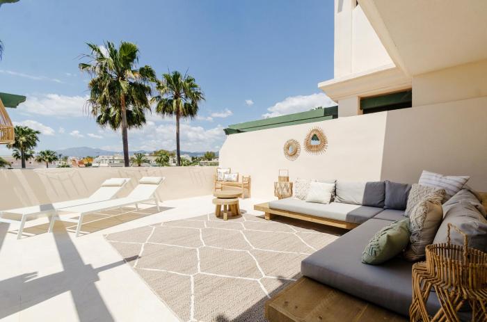 StayatSas Luxe App vlakbij strand 80 m2 terras grote zwembaden Marbella