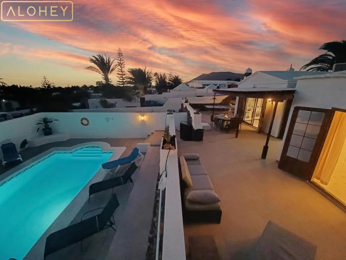 VILLA MAGICA 7 MINUTES WALK TO CENTER WITH POOL AND AC