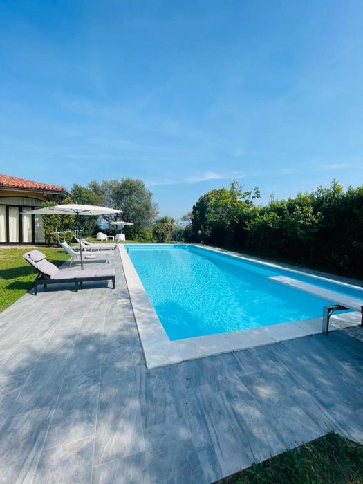 Villa con vista lago e piscina