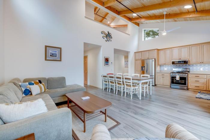 New Home- Minutes from Beach Foosball & Yard