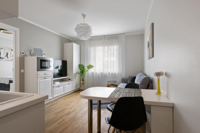 Brand new, cozy and quiet 1 br apartment, free parking