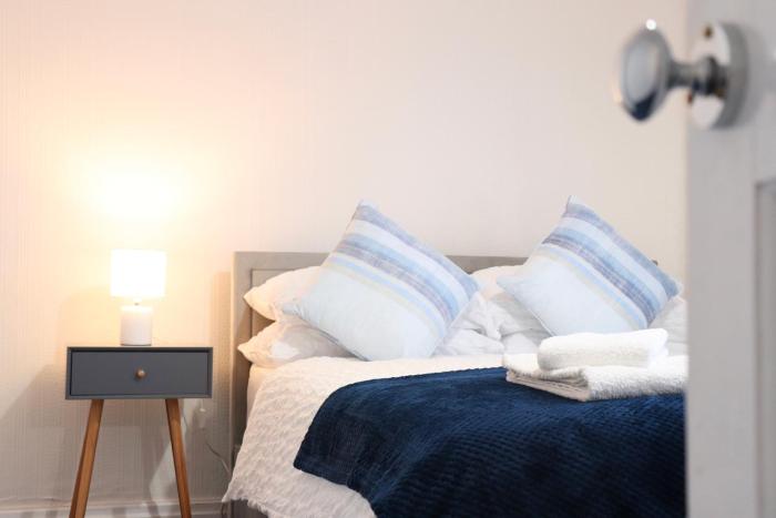 Spacious & Comfortable 3 Bedroom House - FREE WiFi & FREE Parking