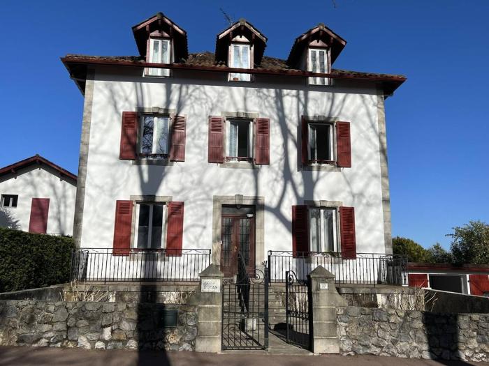 Studio lumineux à Cambo-les-Bains, proche thermes, coin nuit, kitchenette, internet, animaux acceptés - FR-1-495-10