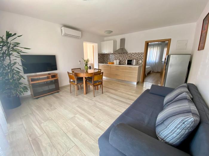 Apartment MIRNA