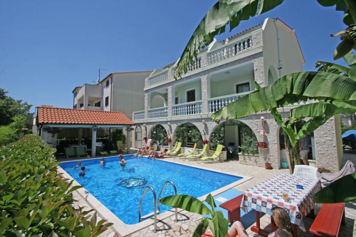 Apartments & Rooms Lo & Mar
