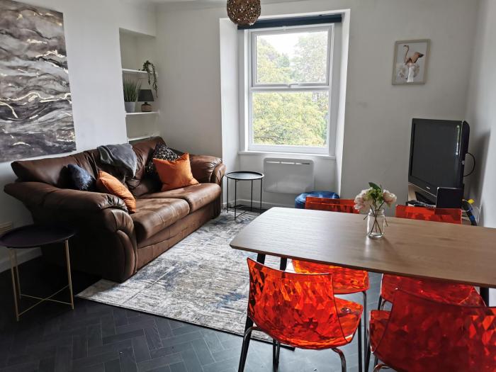 2 Bed - Sleeps 4 - Sea Views - Free Parking