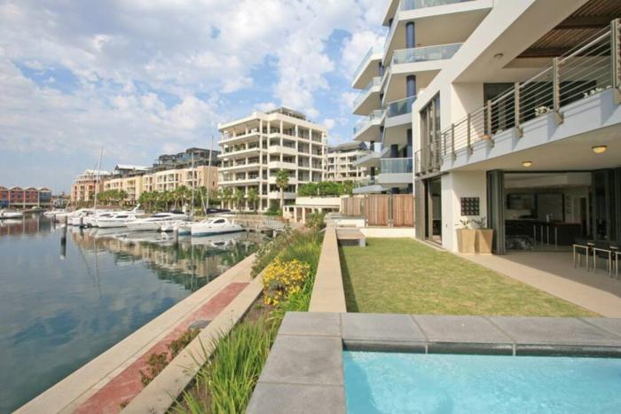 Outstanding V&A Marina Waterfront apartment